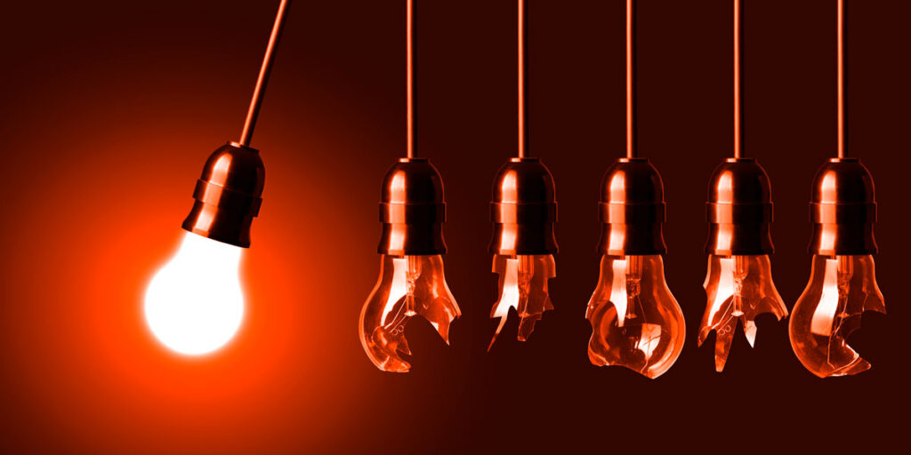 Bombilla encendida en la parte izquierda haciendo un movimiento de péndulo que da la ilusión de haber roto las bombillas que tiene a su derecha