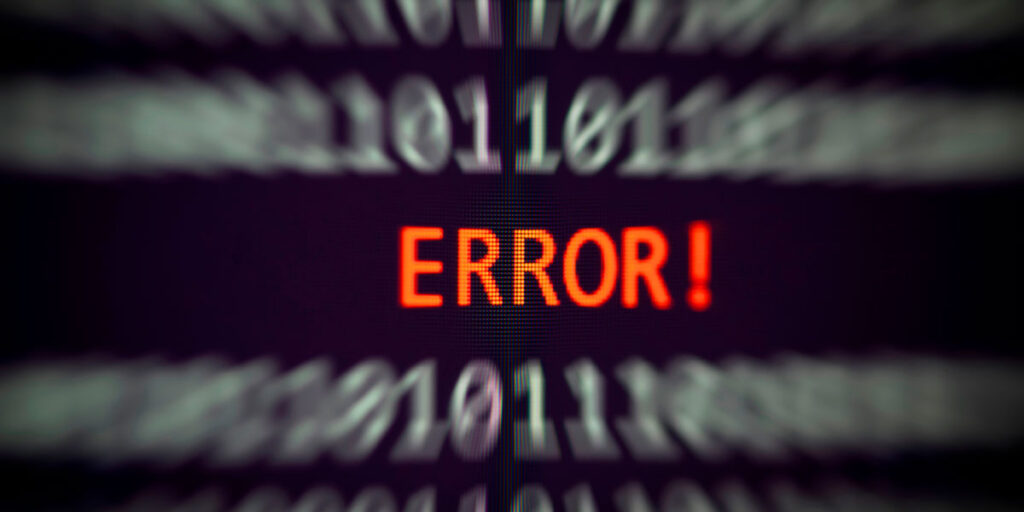 Se observa la palabra error destacada en color naranja en un fondo negro, en la parte superior e inferior se ven unos y ceros distorsionados